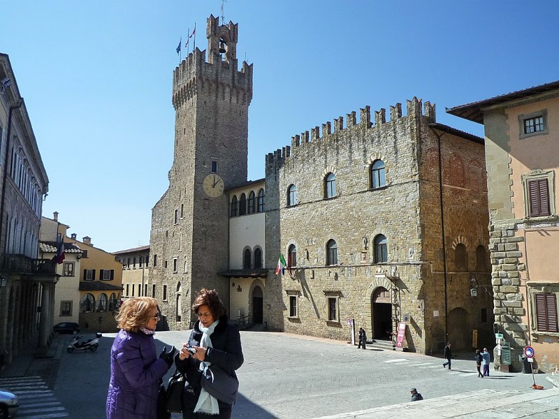 P1090856.jpg - Il bellissimo palazzo del Comune di Arezzo