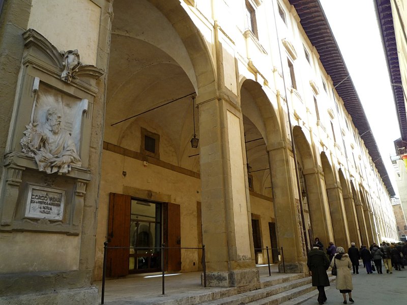 P1090873.jpg - Il loggiato del Vasari con all'inizio il suo monumento commemorativo