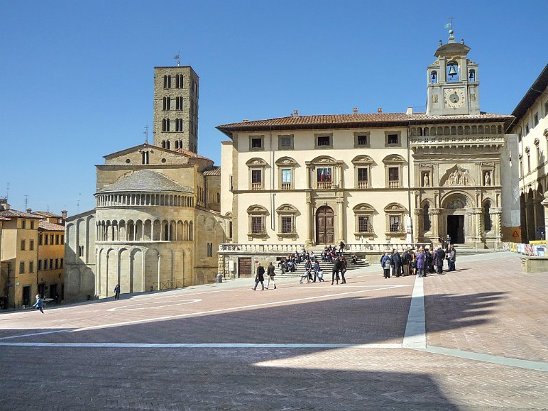 P1090878.jpg - Piazza Grande, dove si svolge la Giostra del Saracino, a forma trapezoidale