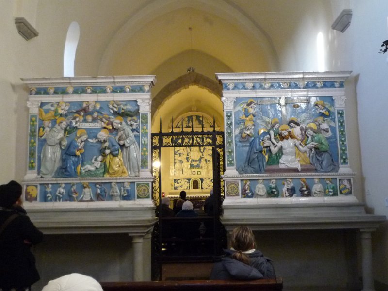 P1090943.JPG - Interno dell'antica Chiesetta di S. Maria degli Angeli, con due pregevoli terrecotte invetriate dei Della Robbia