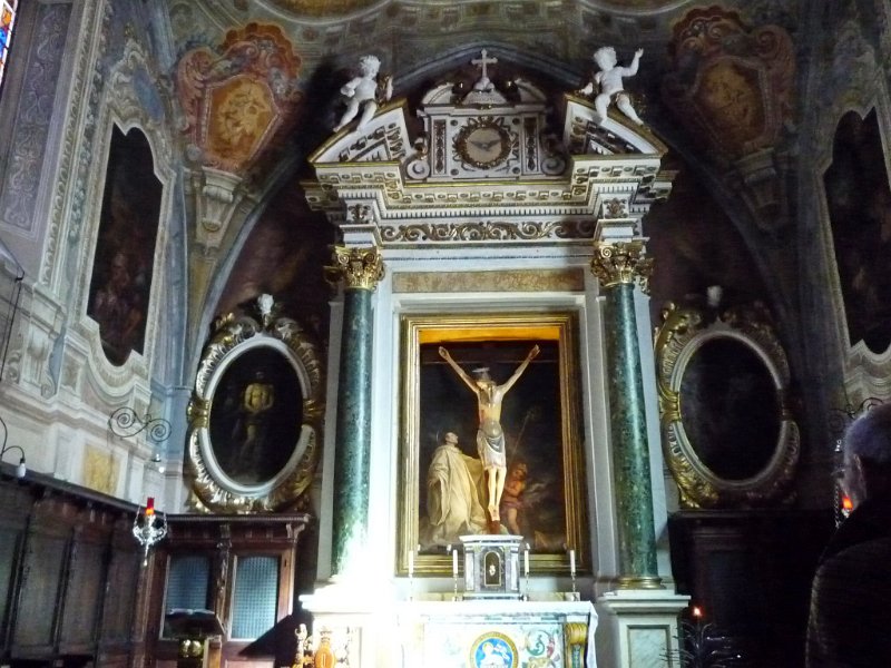 P1090978.jpg - L'altare maggiore - Abbiamo assistito alla S. Messa con canti gregoriani dei monaci benedettini