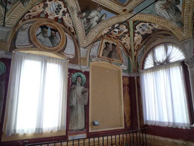 P1100026.jpg - Gli affreschi della sala di accesso alla biblioteca