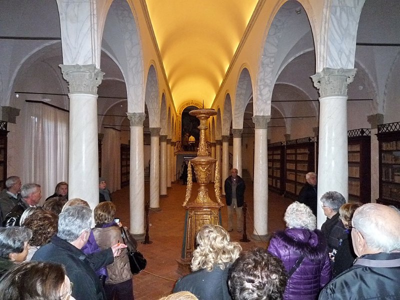 P1100027.jpg - La bellissima biblioteca, con colonnato, ed un bel candelabro ligneo del 1502 di fra Giovanni da Verona