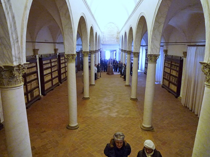 P1100034.jpg - Veduta panoramica della biblioteca