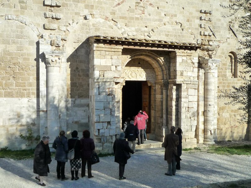 P1100075.jpg - Il portale di ingresso all'Abbazia