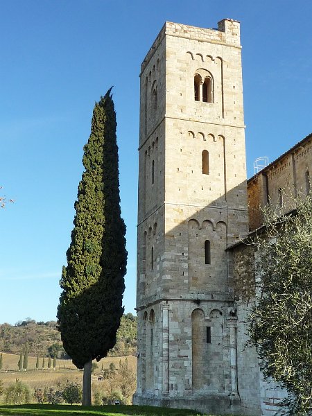 P1100086.jpg - Il campanile dell'Abbazia con accanto un altissimo e bel cipresso