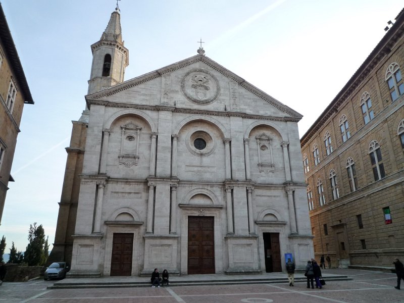 P1100088.jpg - La Cattedrale di Pienza, dedicata a Santa Maria Assunta