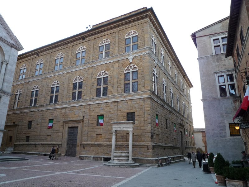 P1100089.jpg - Palazzo Piccolomini (Enea Silvio), che poi divenne Papa Pio II°