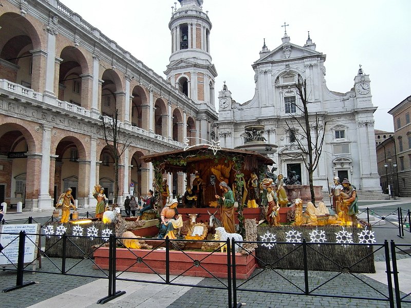 SAM_0734.jpg - Un Presepe più grande è stato allestito davanti alla Basilica della Santa Casa