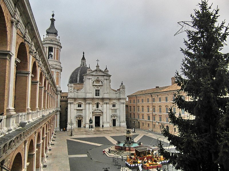 SAM_0742.jpg - Dal Loggiato Superiore  del Palazzo Apostolico una panoramica della piazza con la Basilica della Santa Casa