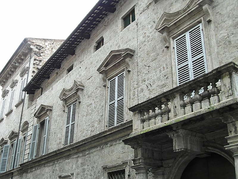 SAM_1530.jpg - Il piano nobile del palazzo con la finestra balconata sopra l'ingresso