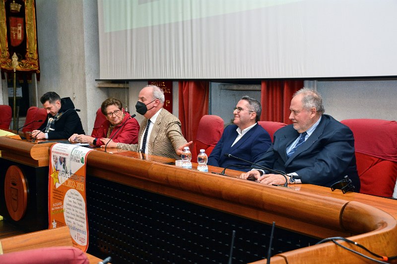 DSC_9445.JPG - Il prof. Papetti introduce la relazione del prof. dr. Leonardo Seghetti, esperto a livello internazionale sull'olivo e sull'olio di oliva