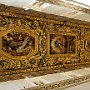 ... il bellissimo soffitto in legno intagliato e dorato di stile barocco   ...