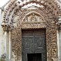 ...  il portale quattrocentesco, racchiuso all’interno di un protiro sostenuto da due colonne appoggiate su due leoni ...
