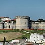 ... Castello Tramontano del XVI sec., in stile aragonese, con maschio centrale e due torri laterali rotonde ...