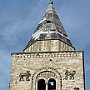 ... di originario è rimasto il solo campanile che conserva lo stile romanico-normanno ...
