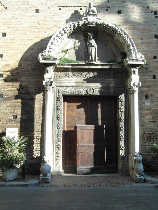 SAM_6626.jpg - Il portale di ingresso della chiesa