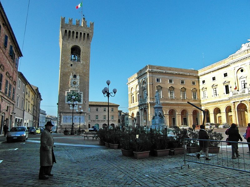 SAM_6633.jpg - ... la visita ai luoghi Leopardiani termina a Piazza Centrale, con la torre del Borgo"