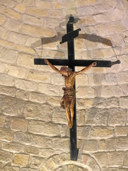 SAM_0716.jpg - ..il bellissimo Crocifisso del '500 sotto l'abside, scolpito in un unico blocco di legno, per cui molto raro ..