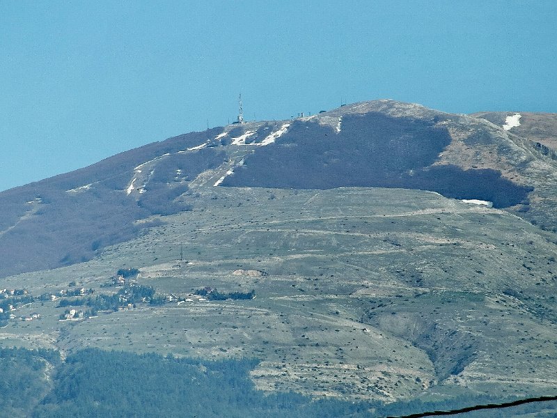 SAM_0747.jpg - Lungo il percorso verso la frazione di Scalelle possiamo ammirare un panorama veramente fantastico: questo il monte Piselli ..