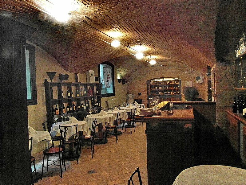 SAM_4424.jpg - ... nel castello ha sede l'Enoteca Regionale, con attiguo ristorante ...