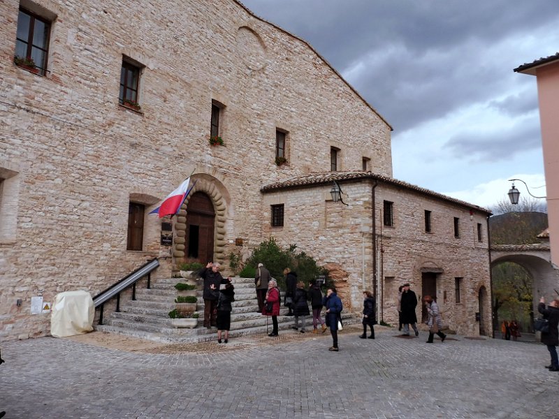 P1030852.jpg - Palazzo Fiumi-Sermattei, antica residenza dei Conti della Genga, oggi sede del Museo di Genga