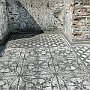 ... gli Hospitalia erano decorati da pregevoli mosaici bianco-neri con motivi floreali arabescati tipici dell'età adrianea ...