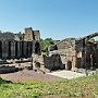 ... il Pretorio, identificato un tempo come alloggi dei pretoriani, con a destra parte delle Grandi Terme ...