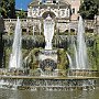 ... la spettacolare fontana di Nettuno, la più recente realizzata nel 1927, al di sopra scorcio della fontana dell'Organo ...