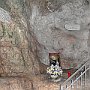 ... la grotta con il letto nella roccia dove  S. Filippo Neri riposava nelle sue visite al Santuario ...