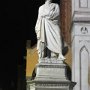 Sulla sinistra del sagrato è collocato il monumento a Dante di Enrico Pazzi