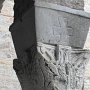 Particolare di un capitello di una colonna del portico