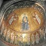 ..con nell'abside mosaico della Madonna con gli Arcangeli Michele e Gabriele, e sotto gli Apostoli..