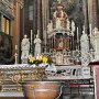 .. l'Altare Maggiore con 4 statue di Santi e sulla cupola i 4 Evangelisti con al centro la Madonna col Bambino ..