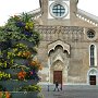 Il Duomo di Udine, di stile gotico trecentesco, con le bellissime fioriere che attorniano la piazza..