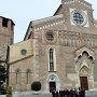 .. la facciata del Duomo, che è dedicato a S. Maria Annunziata, con sul retro il tozzo campanile poligonale ..