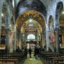 Interno della chiesa, a tre navate, più volte rimaneggiata, soprattutto dai monaci Olivetani dal XV secolo