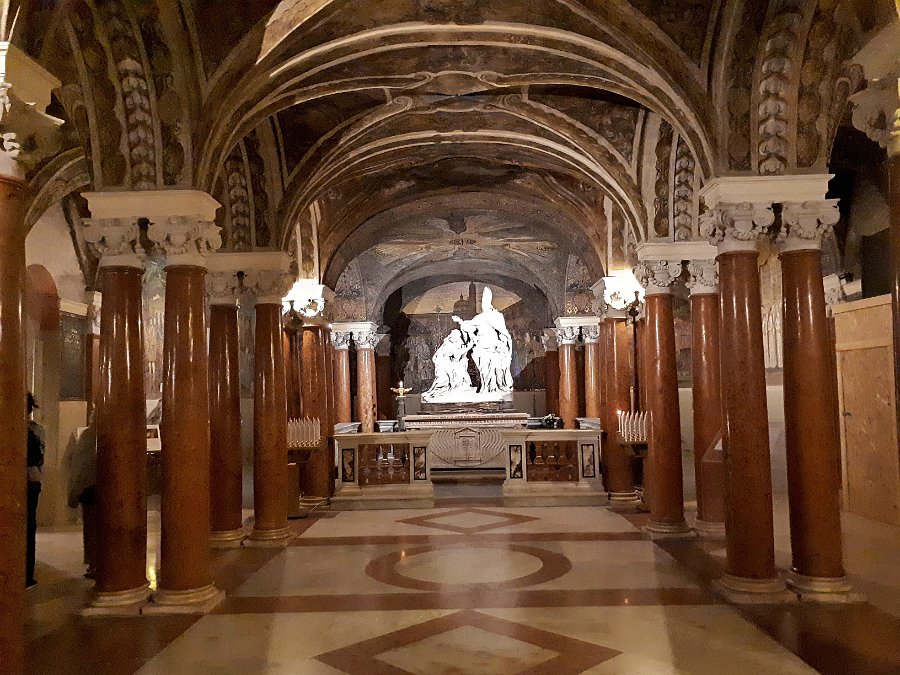 20220519_163952.jpg - Veduta d'insieme della Cripta di S. Emidio, della metà dell'XI sec., con la statua del battesimo di Polisia, di Lazzaro Giosafatti, del 1730