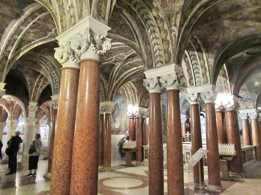 IMG_1463.jpg - La Cripta è costituita da 63 colonne in travertino e marmo rosso di Verona, che sorreggono volte a 4 veli affrescate o mosaicate