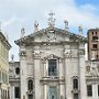 La facciata del Duomo in tardo barocco. Fu ristrutturato nel 1545 da Giulio Romano, dopo un incendio, su commissione del Cardinale Ercole Gonzaga