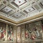 Sala degli Arazzi. I nove arazzi conservati nel Palazzo sono tratti dai cartoni che Raffaello creò per Papa Leone X, realizzati dalla manifattura di Bruxelles