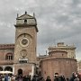 Terminato il tour di Palazzo Ducale, siamo a Piazza Erbe, con la Rotonda di S. Lorenzo e la Torre dell'Orologio