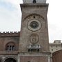 Siamo di nuovo a Piazza delle Erbe - La torre dell'Orologio del 1473 con l'orologio astronomico e, sotto, la statua della Madonna Immacolata