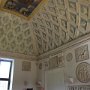 La volta rappresenta i simboli delle imprese dei Gonzaga - i rilievi settecenteschi sulle pareti sono calchi di originali di marmi classici