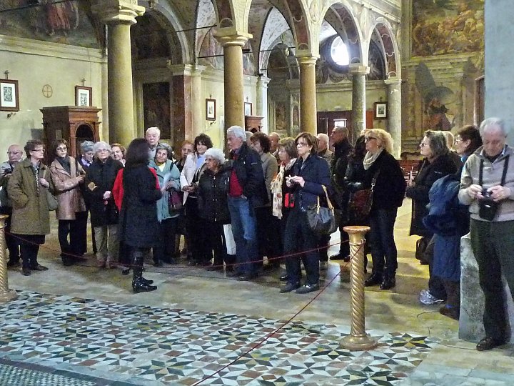 P1100157.jpg - Davanti all'altare maggiore, con i resti dell'antico pavimento originale