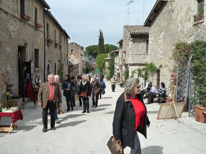 P1100220.JPG - La via principale, con molti negozietti artigianali e ristoranti