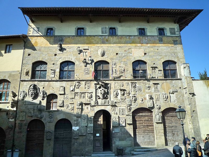 P1090863.jpg - Il palazzo sede della Biblioteca Comunale