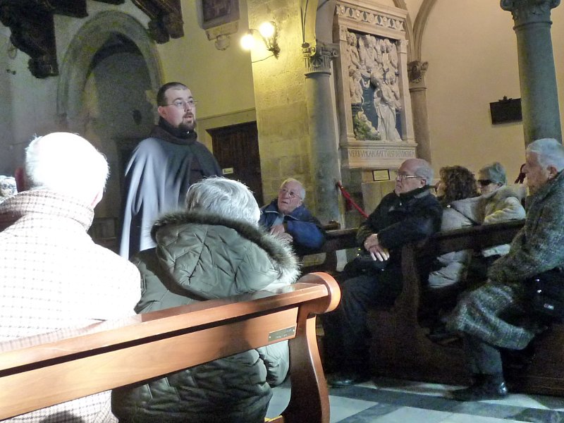 P1090906.jpg - Ci acccoglie un giovane frate che ci fa da guida