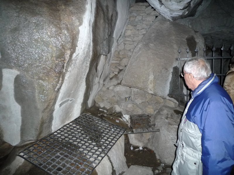 P1090929.jpg - Il giaciglio di S. Francesco sulla nuda roccia. La grata in ferro è stata messa per impedire ai prellegrini di portare via pezzetti di roccia come reliquie