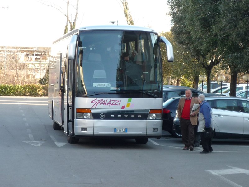 P1090946.JPG - L'autobus di Spalazzi che usiamo per il viaggio